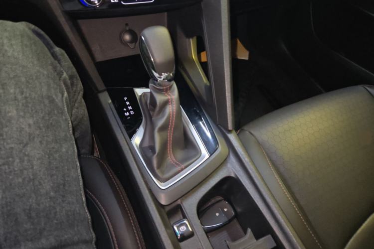 Used Chevrolet Orlando 2020 Light Hybrid Redline 530T Automatic Enjoyment Edition (5+2 Models) Gear Lever