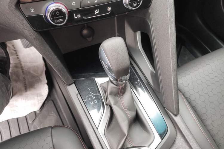 Used Chevrolet Orlando 2020 Light Hybrid Redline 530T Automatic Enjoyment Edition (5+2 Models) Gear Lever
