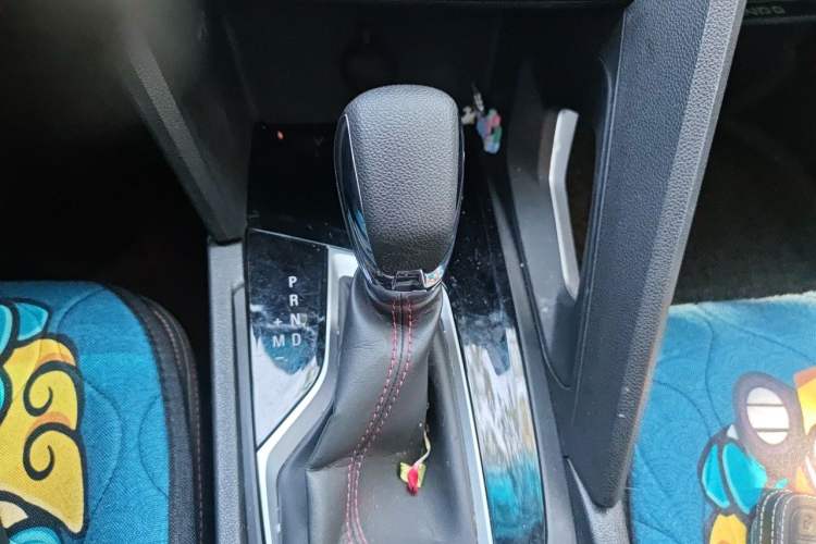 Used Chevrolet Orlando 2020 Light Hybrid Redline 530T Automatic Enjoyment Edition (5+2 Models) Gear Lever