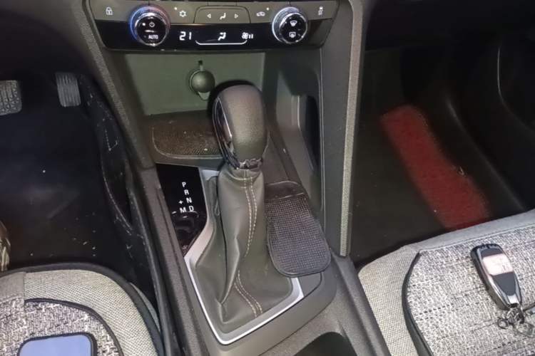 Used Chevrolet Orlando 2020 Mild Hybrid 530T Automatic Enjoyment Edition (5+2 Models) Gear Lever