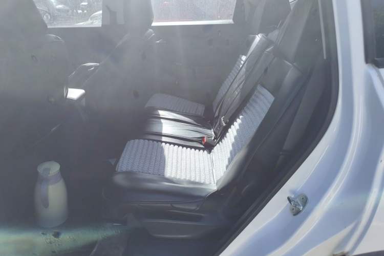 Used Chevrolet Orlando 2020 Light Hybrid Redline 530T Automatic Enjoyment Edition (5+2 Models) Left Rear Seat