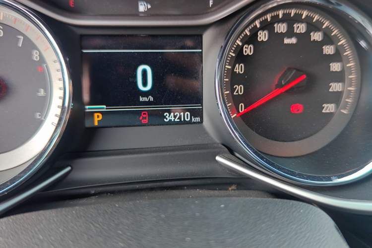 Used Chevrolet Orlando 2020 Light Hybrid Redline 530T Automatic Enjoyment Edition (5+2 Models) Odometer Close Up