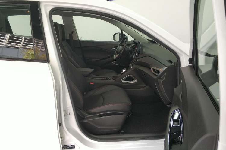 Used Chevrolet Orlando 2020 Light Hybrid Redline 530T Automatic Enjoyment Edition (5+2 Models) Right Front Seat