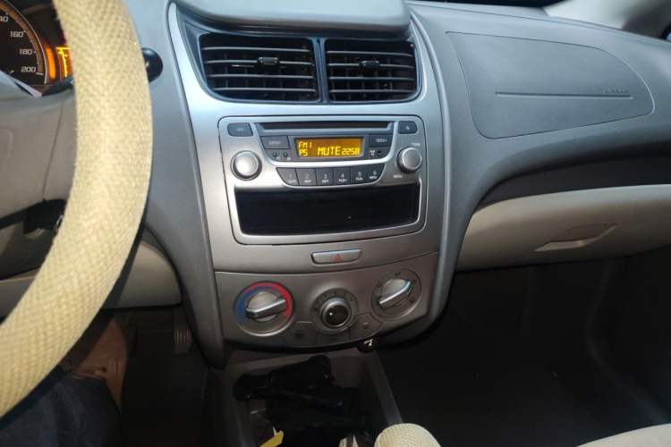 Used Chevrolet Sail 2010 Sedan 1.4L AMT Excellence Edition Audio And AC Panel