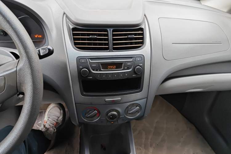 Used Chevrolet Sail 2010 Sedan 1.2L Manual Fashion Edition Audio And AC Panel