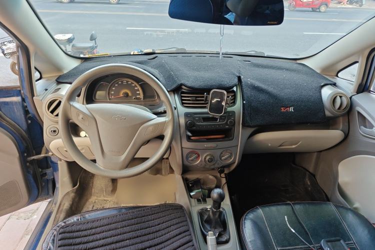 Used Chevrolet Sail 2010 Sedan 1.2L Manual Warm Edition Center Console