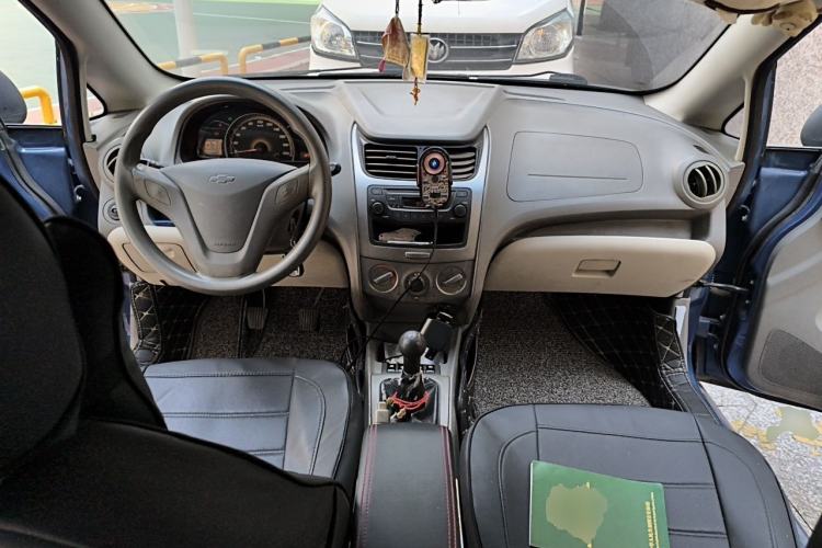 Used Chevrolet Sail 2010 Sedan 1.2L Manual Warm Edition Center Console