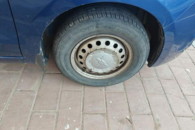 Used Chevrolet Sail 2010 Sedan 1.2L Manual Warm Edition Right Front Wheel Hub