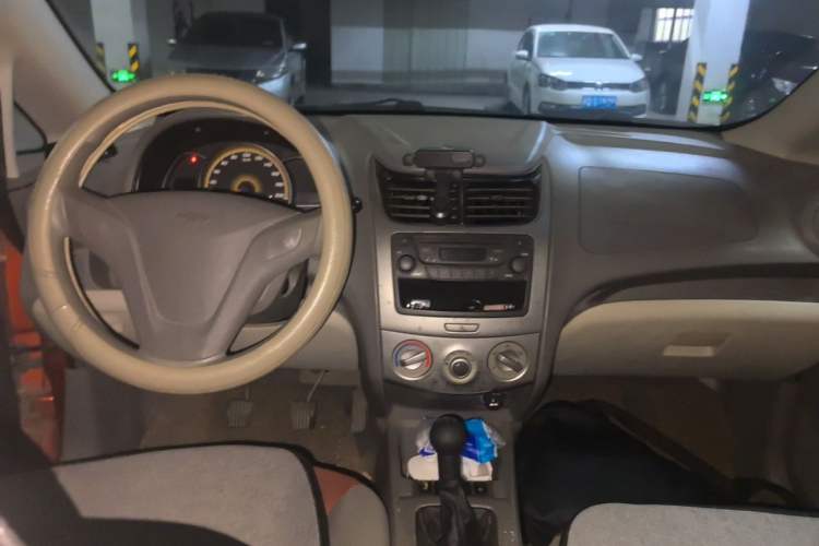 Used Chevrolet Sail 2010 Sedan 1.2L Manual Warm Edition Center Console