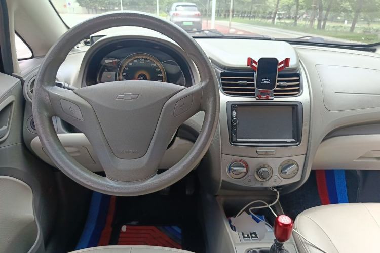 Used Chevrolet Sail 2010 Hatchback 1.2L Manual Warm Edition Center Console