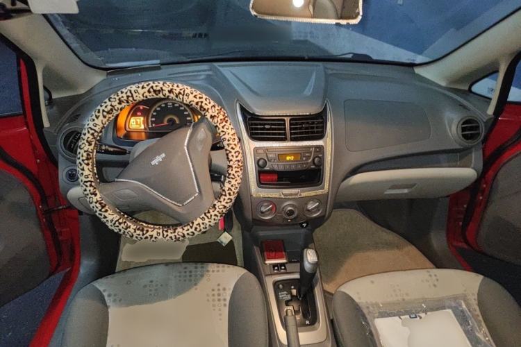 Used Chevrolet Sail 2010 Hatchback 1.2L AMT Ideal Edition Center Console