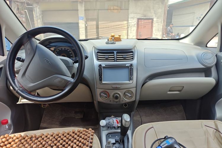 Used Chevrolet Sail 2010 Sedan 1.2L AMT Ideal Edition Center Console