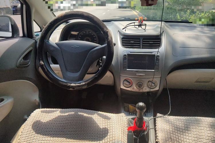 Used Chevrolet Sail 2010 Hatchback 1.2L Manual Warm Edition Center Console