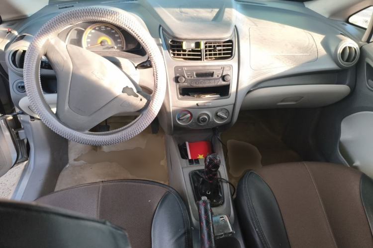 Used Chevrolet Sail 2010 Sedan 1.2L Manual Warm Edition Center Console