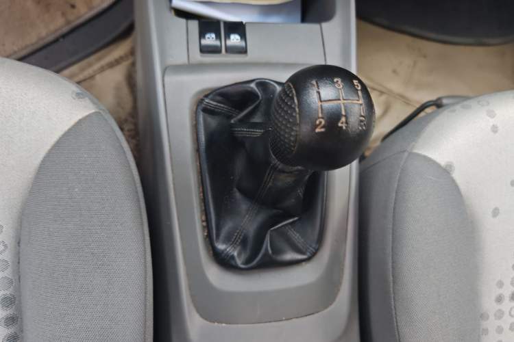 Used Chevrolet Sail 2010 Sedan 1.4L Manual Ideal Edition Gear Lever