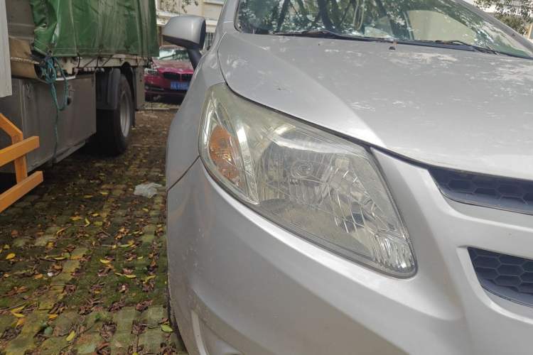 Used Chevrolet Sail 2010 Hatchback 1.2L Manual Warm Edition Right Front Headlight