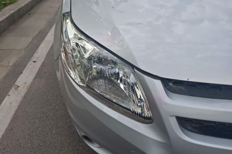 Used Chevrolet Sail 2010 Sedan 1.4L Manual Ideal Edition Right Front Headlight