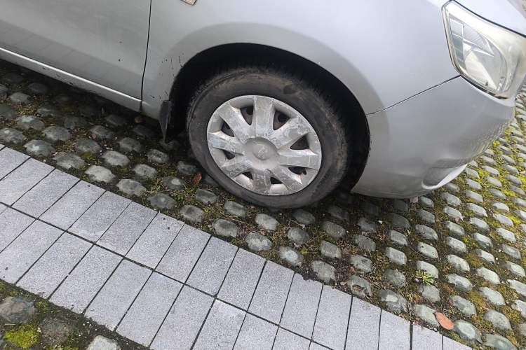 Used Chevrolet Sail 2010 Sedan 1.4L Manual Ideal Edition Right Front Wheel Hub