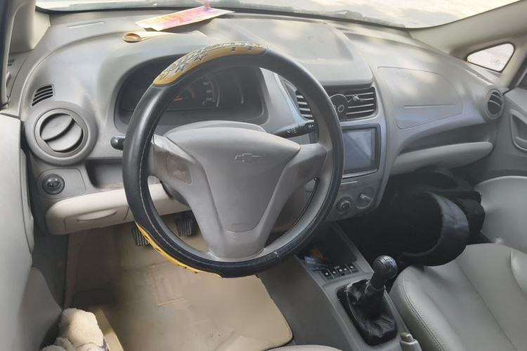 Used Chevrolet Sail 2010 Sedan 1.2L Manual Warm Edition Center Console