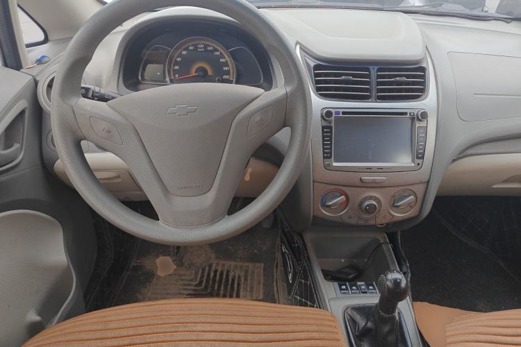 Used Chevrolet Sail 2010 Hatchback 1.2L Manual Warm Edition Center Console