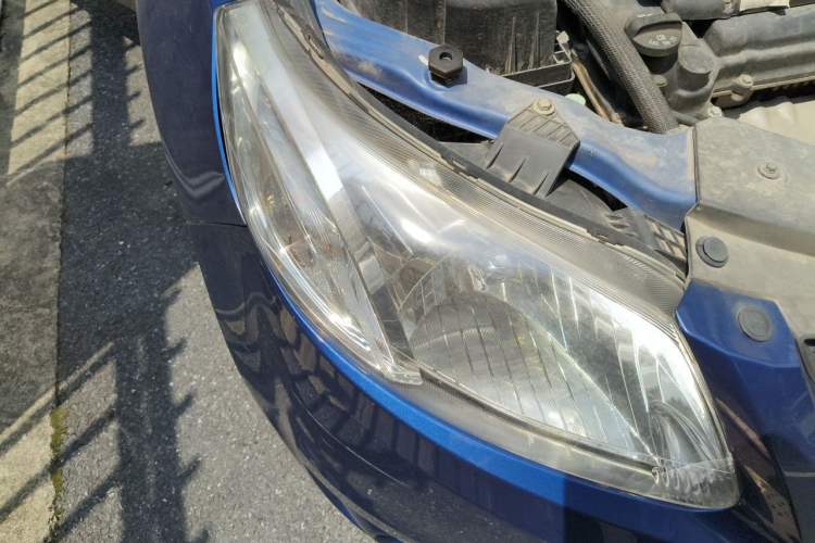 Used Chevrolet Sail 2011 Sedan 1.4L Manual Happiness Edition Right Front Headlight