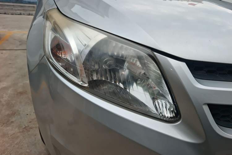 Used Chevrolet Sail 2011 Sedan 1.4L Manual Happiness Edition Right Front Headlight