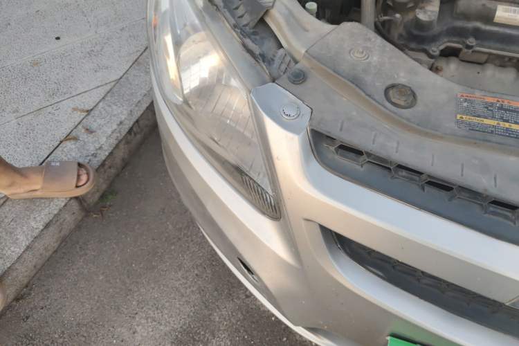Used Chevrolet Sail 2011 Sedan 1.4L Manual Happiness Edition Right Front Headlight