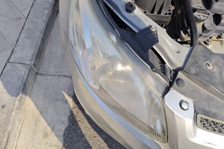 Used Chevrolet Sail 2011 Sedan 1.4L Manual Happiness Edition Right Front Headlight
