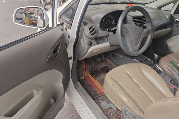 Used Chevrolet Sail 2011 Hatchback 1.4L AMT Happiness Edition Driver Seat