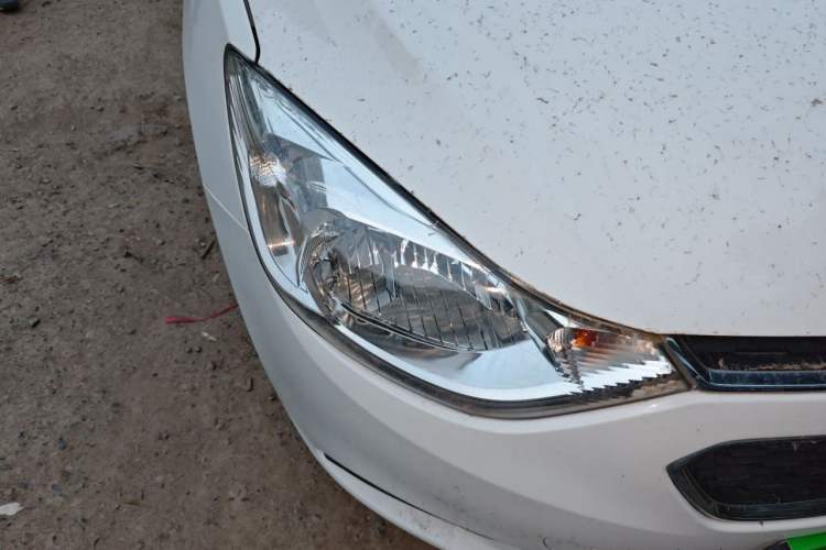 Used Chevrolet Sail 2011 Sedan 1.4L AMT Happiness Edition Right Front Headlight