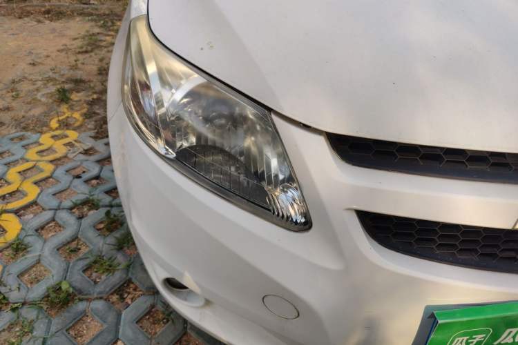 Used Chevrolet Sail 2011 Sedan 1.4L AMT Happiness Edition Right Front Headlight