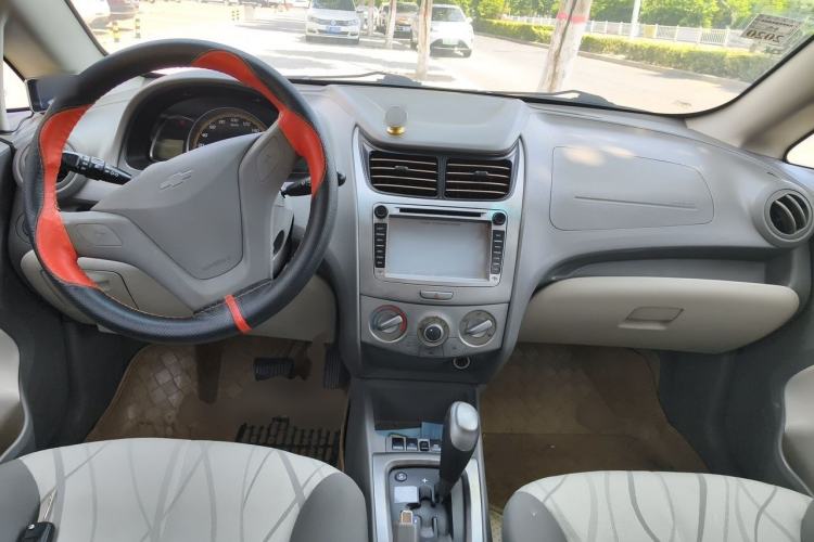 Used Chevrolet Sail 2011 Hatchback 1.4L AMT Happiness Edition Center Console