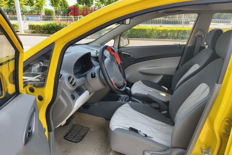 Used Chevrolet Sail 2011 Hatchback 1.4L AMT Happiness Edition Driver Seat