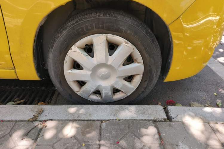 Used Chevrolet Sail 2011 Hatchback 1.4L AMT Happiness Edition Right Front Wheel Hub