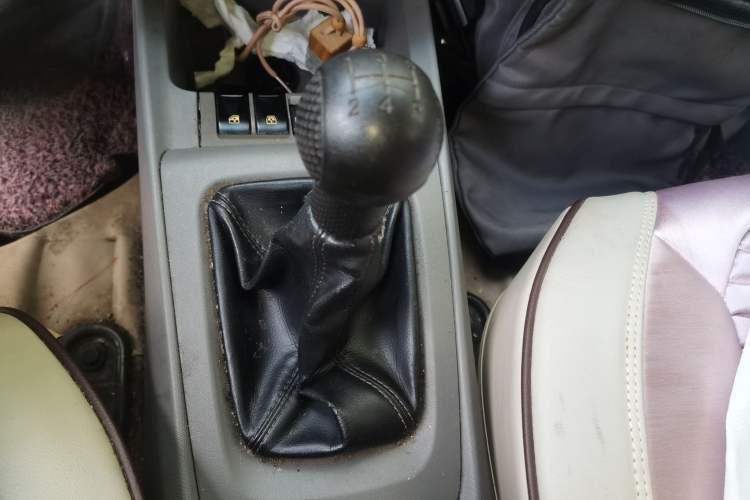 Used Chevrolet Sail 2013 Sedan 1.2L Manual Fashionable Happiness Edition Gear Lever
