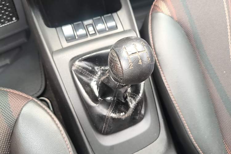 Used Chevrolet Sail 2013 Sedan 1.4L Manual Ideal Happiness Edition Gear Lever