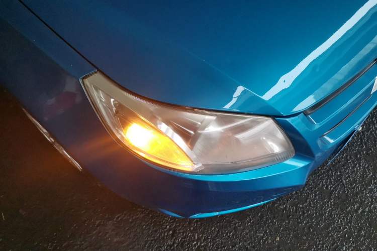 Used Chevrolet Sail 2013 Sedan 1.2L Manual Warm Edition Right Front Headlight