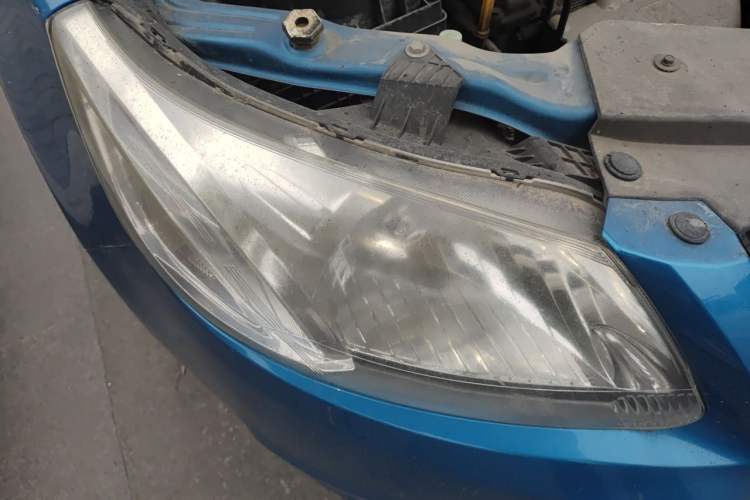 Used Chevrolet Sail 2013 Sedan 1.2L Manual Warm Edition Right Front Headlight