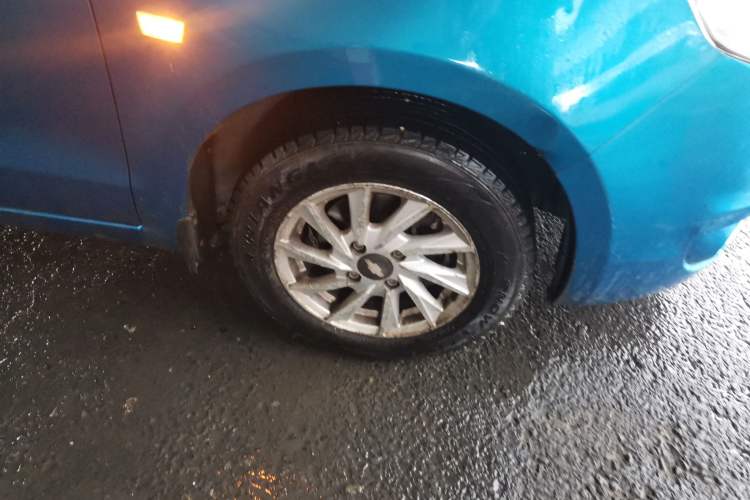 Used Chevrolet Sail 2013 Sedan 1.2L Manual Warm Edition Right Front Wheel Hub