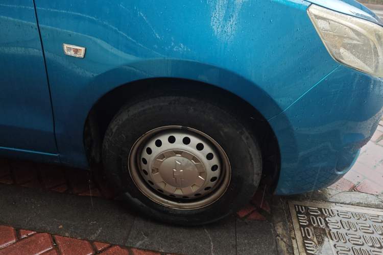 Used Chevrolet Sail 2013 Sedan 1.2L Manual Warm Edition Right Front Wheel Hub