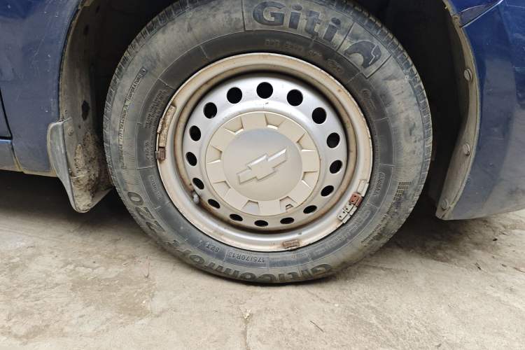Used Chevrolet Sail 2013 Sedan 1.2L Manual Warm Edition Right Front Wheel Hub