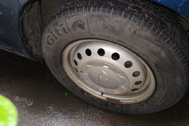Used Chevrolet Sail 2013 Sedan 1.2L Manual Warm Edition Right Front Wheel Hub
