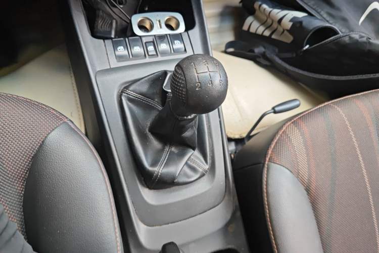 Used Chevrolet Sail 2013 Sedan 1.4L Manual Ideal Happiness Edition Gear Lever
