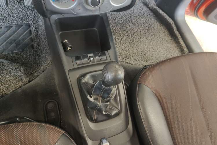 Used Chevrolet Sail 2013 Sedan 1.4L Manual - Youyi Happiness Edition Gear Lever