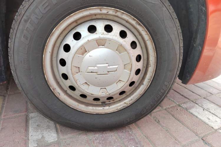 Used Chevrolet Sail 2013 Sedan 1.2L Manual Warm Edition Right Front Wheel Hub
