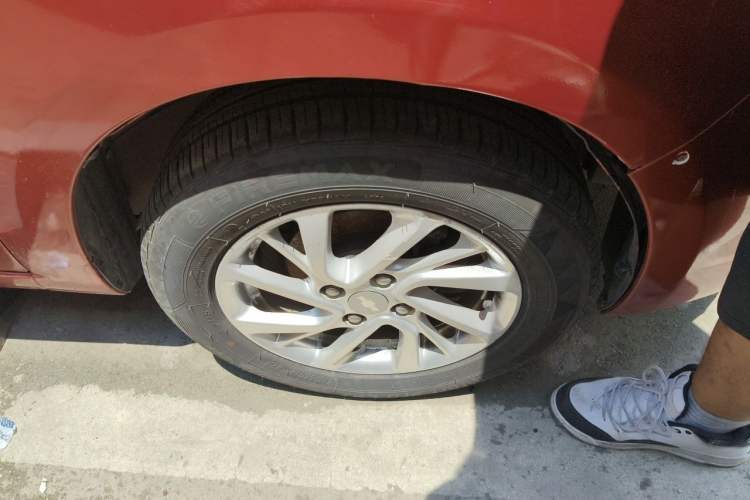 Used Chevrolet Sail 2013 Sedan 1.2L Manual Warm Edition Right Front Wheel Hub