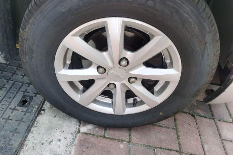 Used Chevrolet Sail 2013 Sedan 1.2L Manual Warm Edition Right Front Wheel Hub