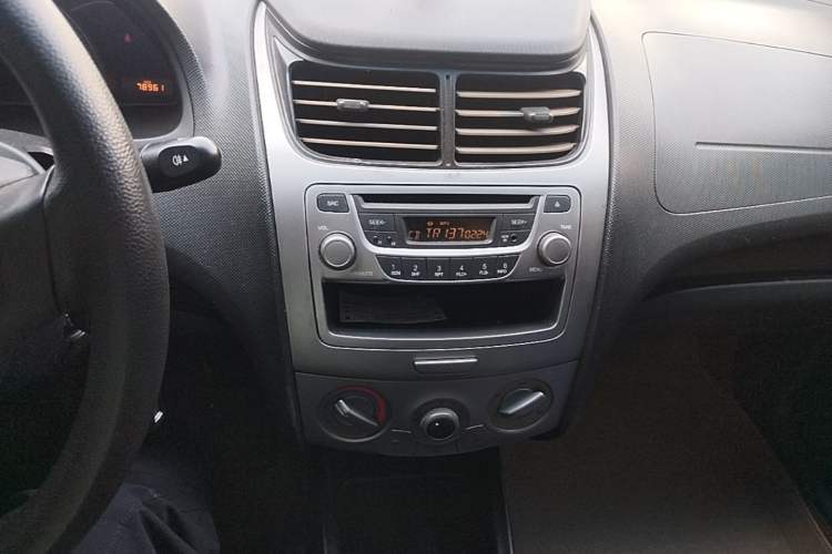 Used Chevrolet Sail 2013 Sedan 1.4L Manual Elegance Edition Audio And AC Panel