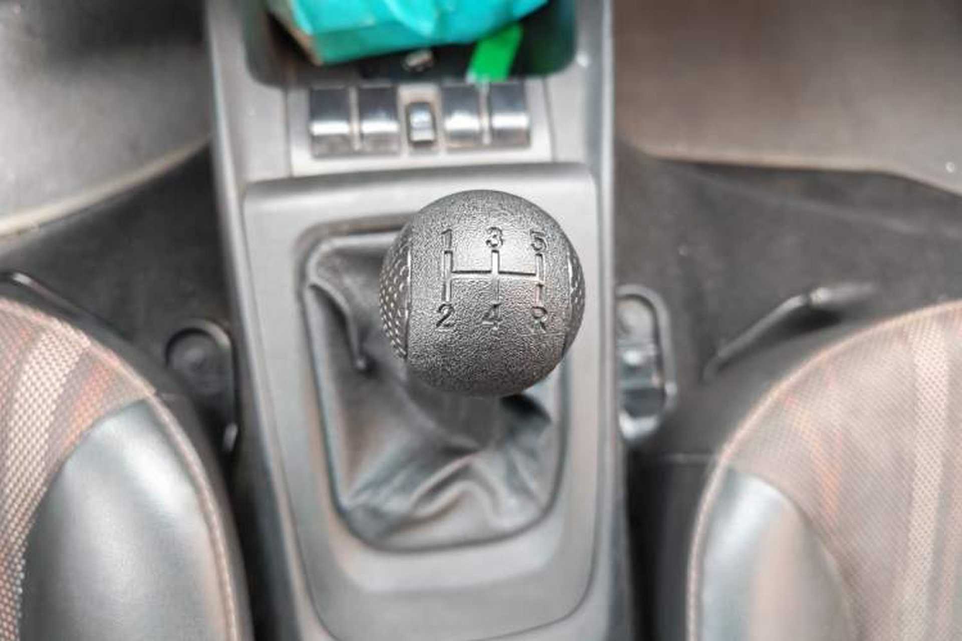 Used Chevrolet Sail 2013 Sedan 1.2L Manual Fashionable Happiness Edition Gear Lever