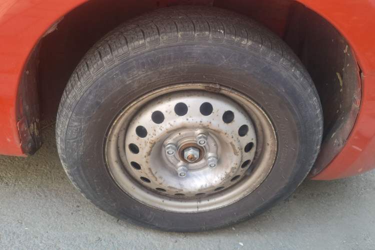 Used Chevrolet Sail 2013 Sedan 1.2L Manual Warm Edition Right Front Wheel Hub